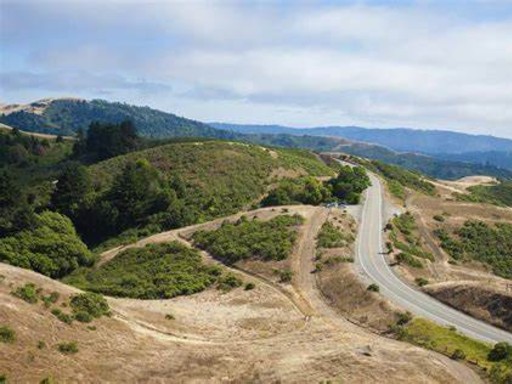 A traffic-free Skyline Boulevard at the crest of the Santa Cruz Mountains 