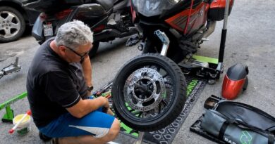 Changing a BMW K 1600 GT front tire
