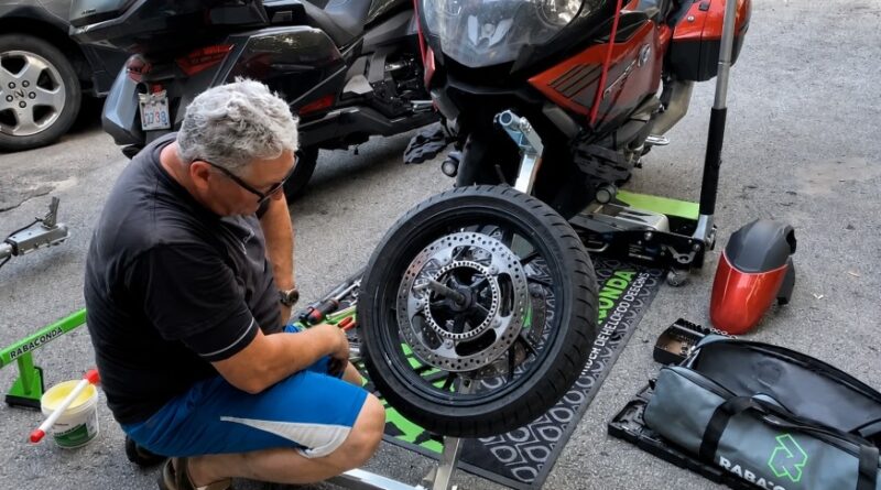 Changing a BMW K 1600 GT front tire