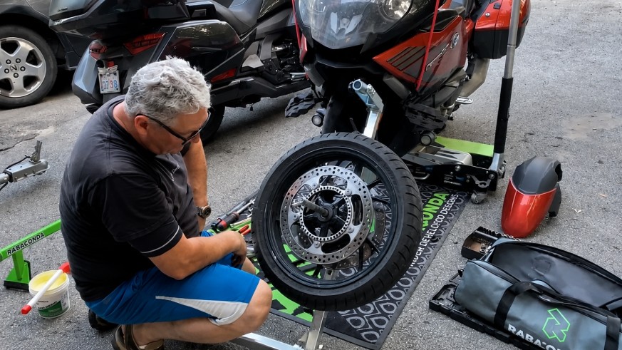 Changing a BMW K 1600 GT front tire